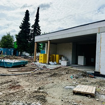 Práce na nosné konstrukci nového krytého bazénu na Sportovním ostrově Ludvíka Daňka finišují. Většina prací se přesune dovnitř stavby. FOTO: Pavla Komárková