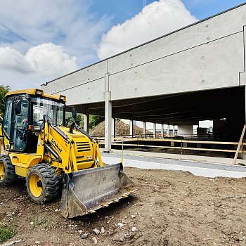 Práce na nosné konstrukci nového krytého bazénu na Sportovním ostrově Ludvíka Daňka finišují. Většina prací se přesune dovnitř stavby. FOTO: Pavla Komárková