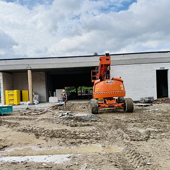 Práce na nosné konstrukci nového krytého bazénu na Sportovním ostrově Ludvíka Daňka finišují. Většina prací se přesune dovnitř stavby. FOTO: Pavla Komárková