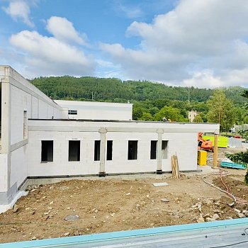 Práce na nosné konstrukci nového krytého bazénu na Sportovním ostrově Ludvíka Daňka finišují. Většina prací se přesune dovnitř stavby. FOTO: Pavla Komárková