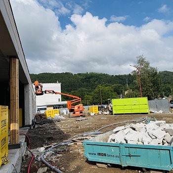 Práce na nosné konstrukci nového krytého bazénu na Sportovním ostrově Ludvíka Daňka finišují. Většina prací se přesune dovnitř stavby. FOTO: Pavla Komárková