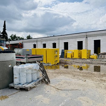 Práce na nosné konstrukci nového krytého bazénu na Sportovním ostrově Ludvíka Daňka finišují. Většina prací se přesune dovnitř stavby. FOTO: Pavla Komárková