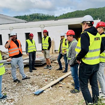 Práce na nosné konstrukci nového krytého bazénu na Sportovním ostrově Ludvíka Daňka finišují. Většina prací se přesune dovnitř stavby. FOTO: Pavla Komárková
