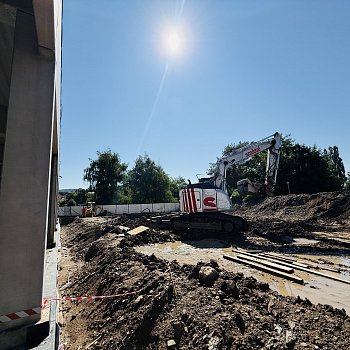 Práce na nosné konstrukci nového krytého bazénu na Sportovním ostrově Ludvíka Daňka finišují. Většina prací se přesune dovnitř stavby. FOTO: Pavla Komárková