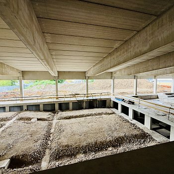 Práce na nosné konstrukci nového krytého bazénu na Sportovním ostrově Ludvíka Daňka finišují. Většina prací se přesune dovnitř stavby. FOTO: Pavla Komárková