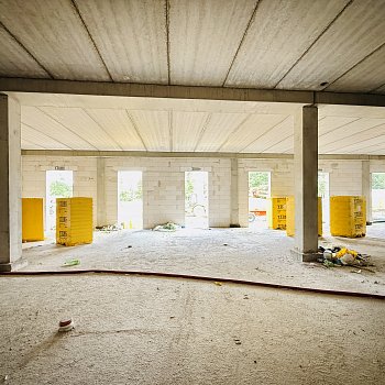 Práce na nosné konstrukci nového krytého bazénu na Sportovním ostrově Ludvíka Daňka finišují. Většina prací se přesune dovnitř stavby. FOTO: Pavla Komárková