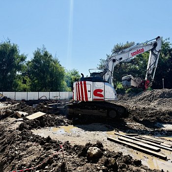 Práce na nosné konstrukci nového krytého bazénu na Sportovním ostrově Ludvíka Daňka finišují. Většina prací se přesune dovnitř stavby. FOTO: Pavla Komárková