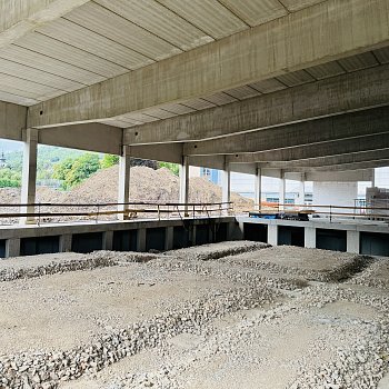 Práce na nosné konstrukci nového krytého bazénu na Sportovním ostrově Ludvíka Daňka finišují. Většina prací se přesune dovnitř stavby. FOTO: Pavla Komárková