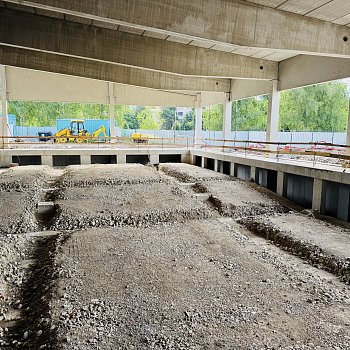 Práce na nosné konstrukci nového krytého bazénu na Sportovním ostrově Ludvíka Daňka finišují. Většina prací se přesune dovnitř stavby. FOTO: Pavla Komárková