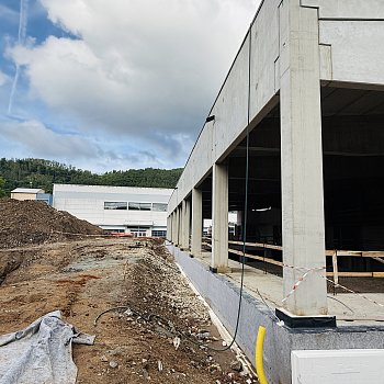 Práce na nosné konstrukci nového krytého bazénu na Sportovním ostrově Ludvíka Daňka finišují. Většina prací se přesune dovnitř stavby. FOTO: Pavla Komárková