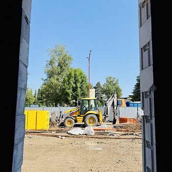 Práce na nosné konstrukci nového krytého bazénu na Sportovním ostrově Ludvíka Daňka finišují. Většina prací se přesune dovnitř stavby. FOTO: Pavla Komárková