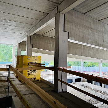 Práce na nosné konstrukci nového krytého bazénu na Sportovním ostrově Ludvíka Daňka finišují. Většina prací se přesune dovnitř stavby. FOTO: Pavla Komárková
