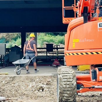 Práce na nosné konstrukci nového krytého bazénu na Sportovním ostrově Ludvíka Daňka finišují. Většina prací se přesune dovnitř stavby. FOTO: Pavla Komárková