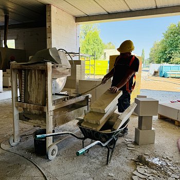 Práce na nosné konstrukci nového krytého bazénu na Sportovním ostrově Ludvíka Daňka finišují. Většina prací se přesune dovnitř stavby. FOTO: Pavla Komárková
