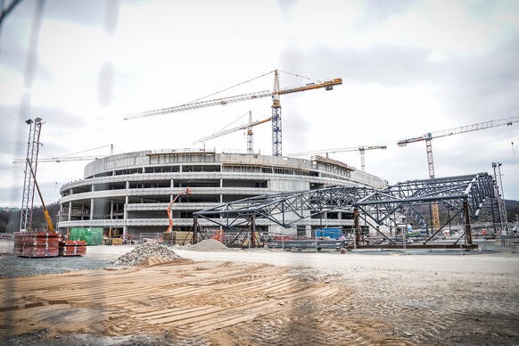 V are�lu brn�nsk�ho v�stavi�t� roste modern� multifunk�n� ar�na pro sportovn� i kulturn� akce, 1. dubna 2025.