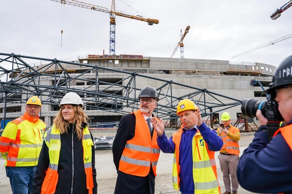 Premi�r Petr Fiala a brn�nsk� prim�torka Mark�ta Va�kov� si prohl�ej� stavbu Areny Brno, 1. dubna 2025.