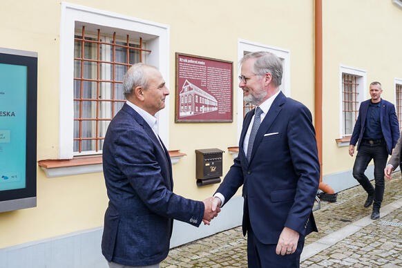 Ve Vrat�n�n� p�iv�tal premi�ra Petra Fialu starosta obce Martin Kincl, 1. dubna 2025.