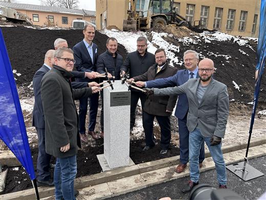 Slavnostn poklepn na zkladn kmen novho pavilonu nemocnice