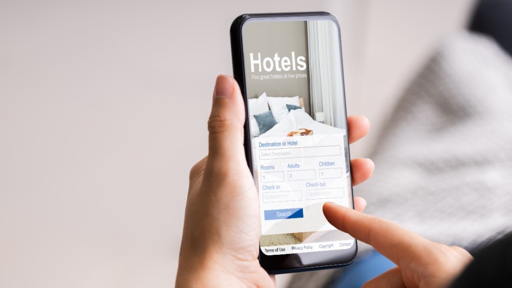 Booking of a hotel on a smartphone.