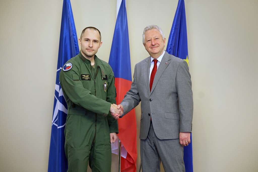 Ministr obrany se setkal s bojov�m pilotem a astronautem Ale�em Svobodou