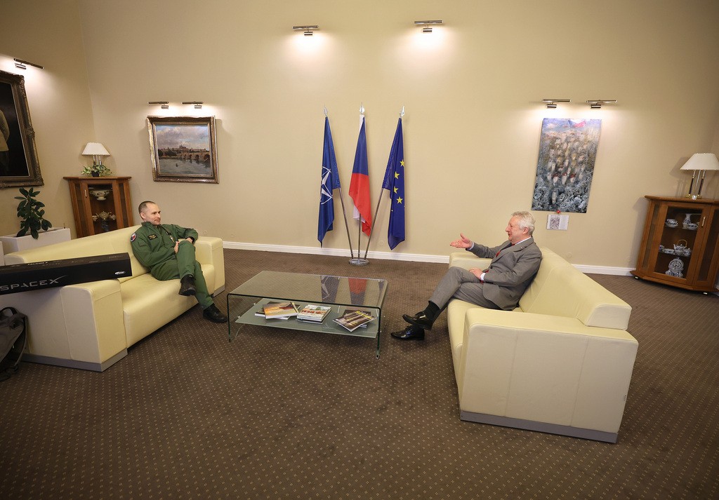 Ministr obrany se setkal s bojov�m pilotem a astronautem Ale�em Svobodou