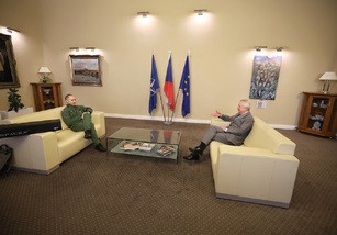 Ministr obrany se setkal s bojov�m pilotem a astronautem Ale�em Svobodou
