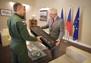 Ministr obrany se setkal s bojov�m pilotem a astronautem Ale�em Svobodou