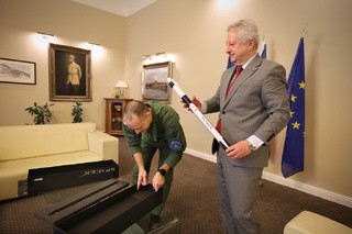 Ministr obrany se setkal s bojov�m pilotem a astronautem Ale�em Svobodou