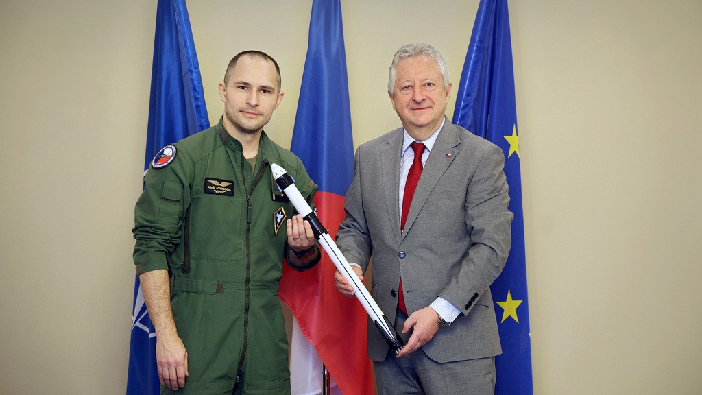 Ministr obrany se setkal s bojov�m pilotem a astronautem Ale�em Svobodou