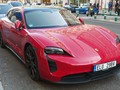 Auto Ferrari na ulici v Praze