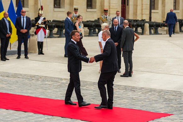 Francouzsk� prezident Emmanuel Macron v�t� �esk�ho premi�ra Andreje Babi�e p�ed pa��skou Invalidovnou, 13. �ervence 2026.