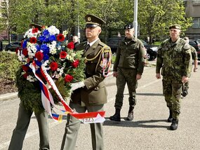 Generl Rajmund Andrzejczak a generlmajor Ivo Stecha poloili vnec u pamtn desky eskoslovenskho odboje Vojtcha Lui