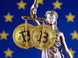 Symbolické zobrazení regulace kryptoměn v EU – Bitcoin na vahách spravedlnosti před vlajkou Evropské unie.