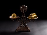 Bitcoin a zlato na vahách symbolizuje srovnání dvou rozdílných možností uchování hodnoty v době ekonomické nejistoty.