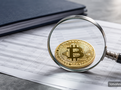 Symbolická bitcoinová mince v bankovní bezpečnostní schránce ilustruje rozvoj služeb úschovy digitálních aktiv. Obrázek vytvořený pomocí AI.