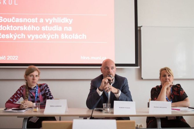 Na konferenci pijeli i pedsedkyn esk asociace doktorandek a doktorand rka Lojdov a Robert Plaga a Radka Wildov z Ministerstva kolstv, mldee a tlovchovy.