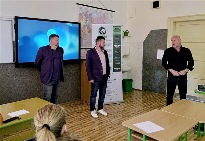 Náměstek primátora Petr Servus (uprostřed) při besedě na školách