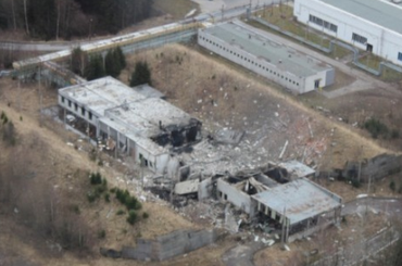 Na místo dorazil přestavěný tank s nádrží na vodu a ochranou proti výbuchům, který má místo kropit a umožnit rychlejší průzkum.