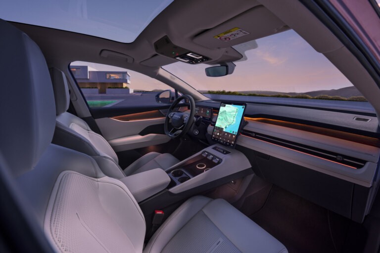 I otevírání dveří je zážitek, říká designér SUV Peaq