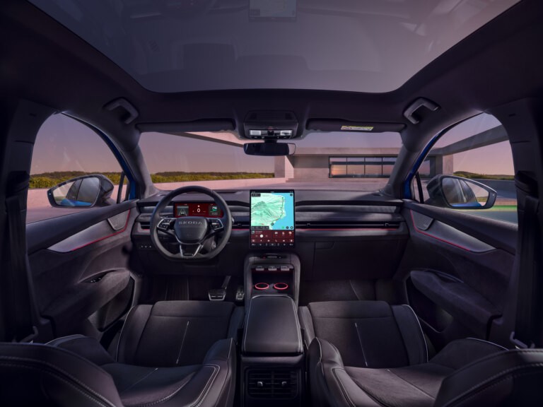 Sportline Lounge s předními sportovními sedadly čalouněnými kombinací materiálů Techtona a Suedia, obojí v černé barvě, které doplňuje kontrastní bílé prošívání.