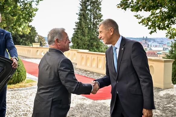 Premiér Andrej Babiš vítá jordánského krále Abdalláha II. před Kramářovou vilou, 18. září 2026.