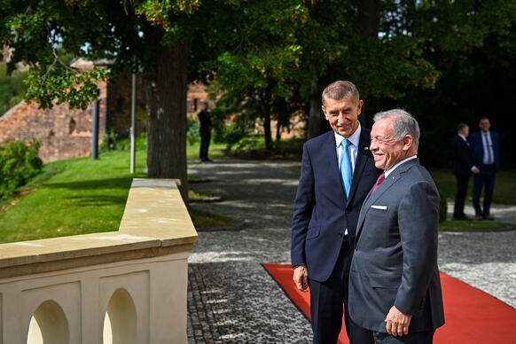 Premiér Andrej Babiš při neformálním rozhovoru s jordánským králem Abdalláhem II. na terase Kramářovy vily, 18. září 2026.