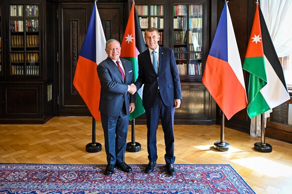 Premiér Andrej Babiš a jordánský král Abdalláh II. na fotografii před státními zástavami obou zemí, 18. září 2026.