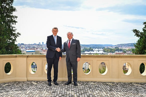 Premiér Andrej Babiš a jordánský král Abdalláh II. se vyfotografovali na terase Kramářovy vily, 18. září 2026.