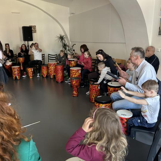 DrumCircle: Bubny pod vedením Tokhiho vtáhly i nejmenší 3