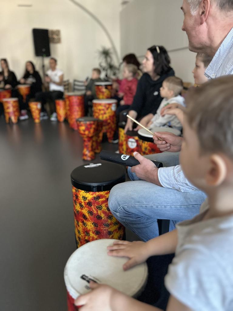 DrumCircle: Bubny pod vedením Tokhiho vtáhly i nejmenší