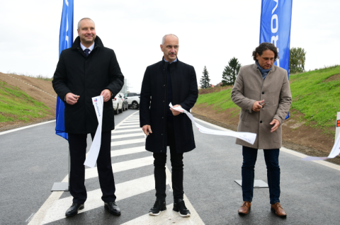 Kraj zprovoznil napojen prmyslov zny Tbor vchod s Voickou ulic o dva msce dve. Zleva: editel zvodu EUROVIA esk Budjovice Pavel Vrba, hejtman Jihoeskho kraje Martin Kuba a starosta msta Tbor tpn Pavlk.