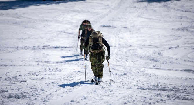 Pesun na skialpech v otevenm ternu