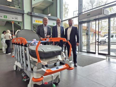 Nemocnice Strakonice p�evzala nov� modern� transportn� l��ko od spole�nosti LINET. L��ko Sprint 400 z�skala jako ocen�n� za v�t�zstv� v celost�tn� anket� HealthCare Institute �Nejlep�� nemocnice roku 2025�. Osobn� ho veden� nemocnice p�edali zakladatel HealthCare Institute Daniel Vav�ina a za spole�nost LINET �editel Filip T�itel.