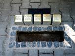 V Plzni pipomn obti holocaustu 20 novch kamen zmizelch, takzvanch Stolpersteine